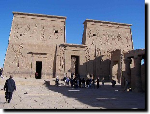 Le premier Pylne monumental du temple de Philae